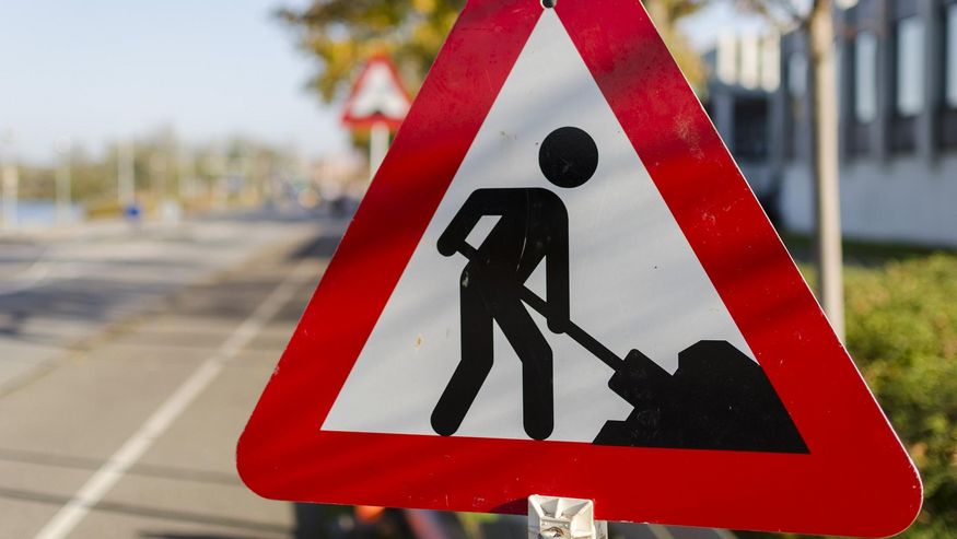 Schild Achtung Straßenbauarbeiten