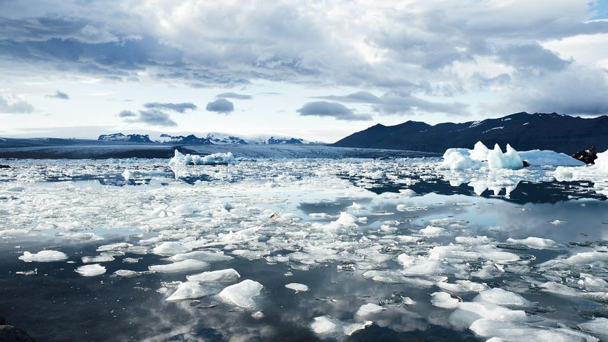 Foto schmelzender Eisschollen als Zeichen des Klimawandels in der Arktis