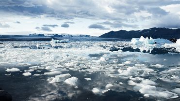 Foto schmelzender Eisschollen als Zeichen des Klimawandels in der Arktis