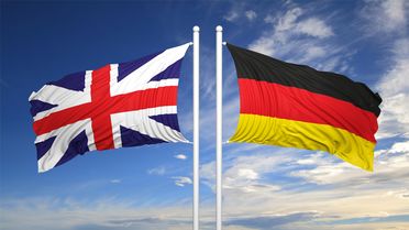 Foto einer deutschen und einer britischen Flagge.