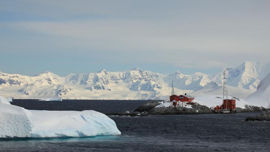 Foto einer Messstation in der Antarktis zur Messung von extrem tiefen Temperaturen