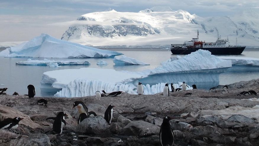 Ein Foto, dass Eis und ein Schiff in der Antarktis zeigt.