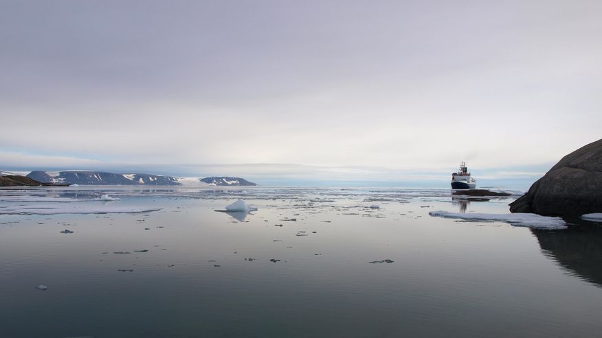 Foto eines Forschungsschiffes in Grönland.