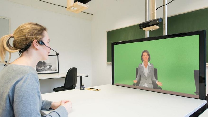 Zu sehen: Eine Person übt in einem simulierten Bewerbungsgespräch mit dem Emotionserkennungssystem