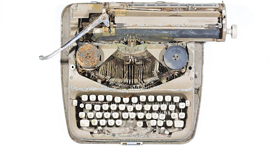 Foto einer im Fluss gefundenen Schreibmaschine
