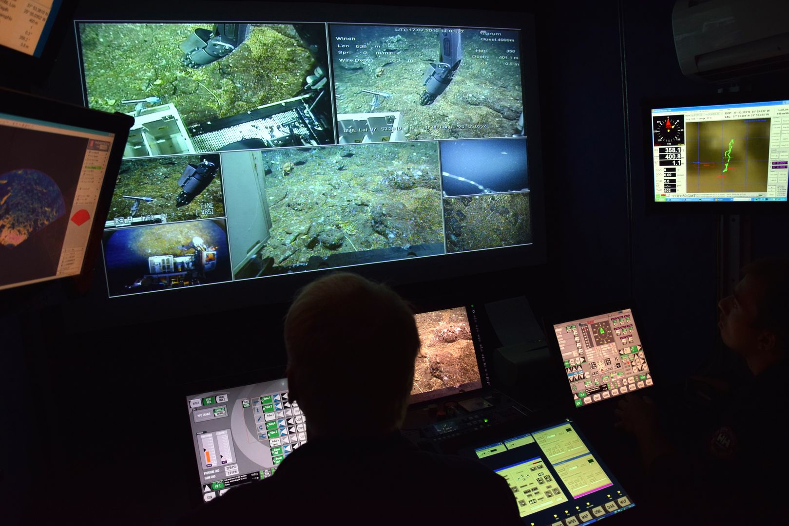 Die Steuerzentrale an Bord der METEOR © DFG/Christoph Straub