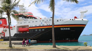 Das Forschungsschiff SONNE einen Tag vor Beginn der Fahrt SO253, am 21. Dezember 2016, an der Kaimauer von Nouméa