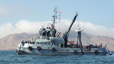 Foto eines Schleppers, von dem aus Forscher und Forscherinnen Proben aus dem Tiefenwasser vor der peruanischen Küste entnehmen, um den Einfluss des Klimawandels auf die Plankton-Produktion erforschen zu können.