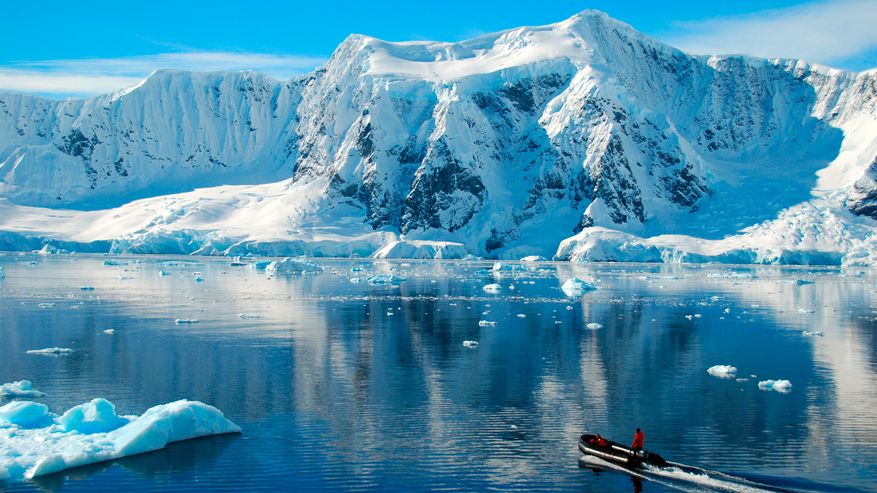 Schlauchboot vor Eisbergen