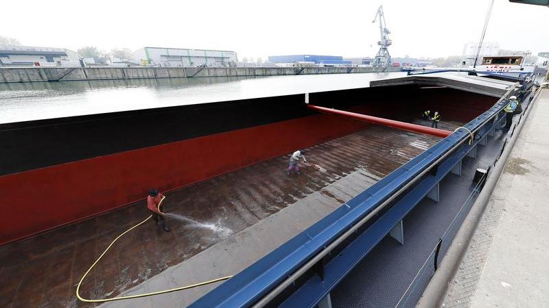 Mit möglichst wenig anfallendem verunreinigtem Wasser wird ein Binnenschiff gereinigt