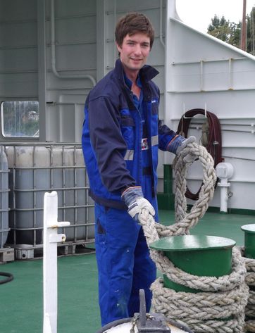Thomas Arndt (23) mit einem Tau an Bord eines Fährschiffes