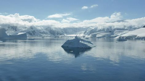 Eine Einsscholle in Mitten des Meeres vor einer arktischen Halbinsel