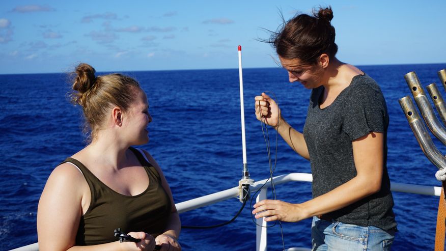 Wissenschaftlerinnen bereitet Messgeräte vor, um die Umstände eines Tsunami aus dem Jahre 1888 vor Papua-Neuguinea zu untersuchen Foto von zwei Wissenschaftlerinnen, die an Bord des Forschungsschiffes Messgeräte vorbereiten, um die Umstände eines Tsunami aus dem Jahre 1888 vor Papua-Neuguinea zu untersuchen