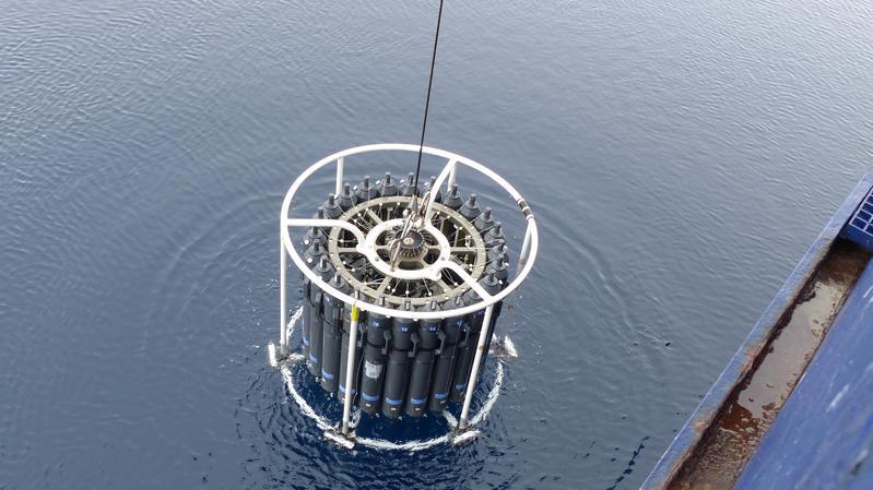 Foto, das einen Wasserschöpfer zur Untersuchung von Schwefel im Meer zeigt