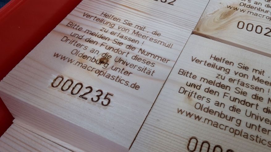 Foto von Holzdriftern, die zur Erforschung von Verbreitung von Makroplastik im Meer beitragen sollen