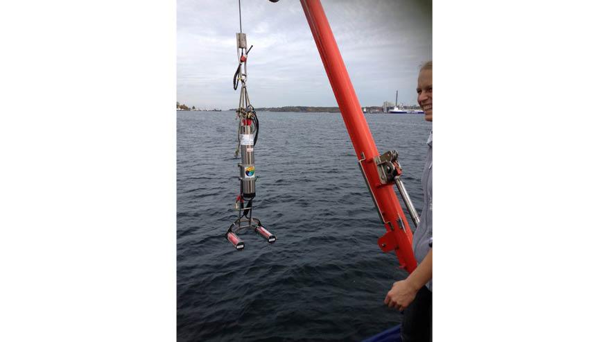 Der Underwater Vision Profiler wird an einem Kran für ein Testeinsatz ins Wasser gelassen