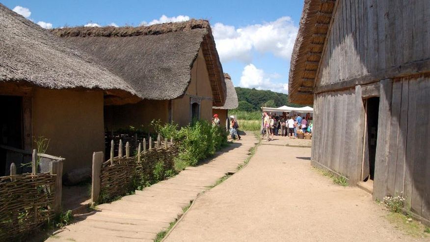 Rekonstruierte Wikingerhäuser in Haithabu.
