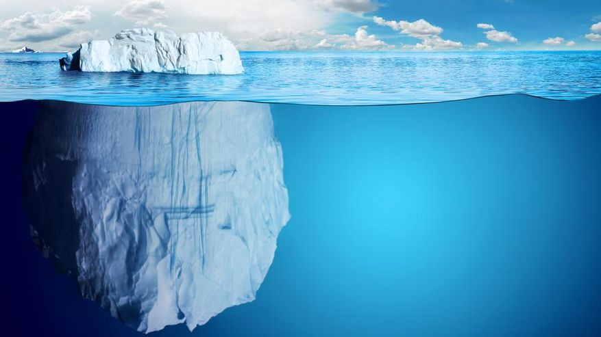 Foto eines Eisbergs, das den im Wasser verborgenen Teil des Berges namens Kiel zeigt