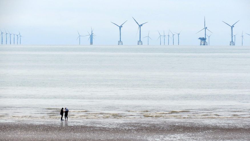 Foto, das einen Offshore-Windpark zeigt