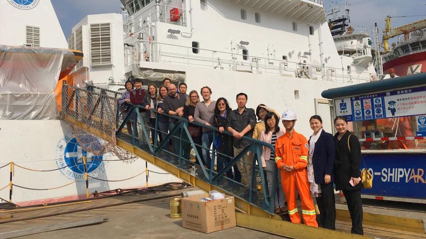 Zu sehen: Forscher und Forscherinnen auf dem Forschungsschiff „Haiyang 10"