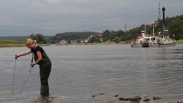 Nadine Müller, wissenschaftliche Mitarbeiterin am Institut für Wasserbau und Technische Hydromechanik an der TU Dresden, beim messen der Fließgeschwindigkeit auf der Etappe Meißen – Riesa für den Tageswert