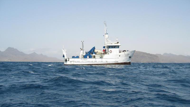Das kapverdische Forschungsschiff ISLANDIA auf Hoher See
