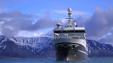 Foto des Forschungsschiffes „Helmer Hanssen" in den Gewässern vor Spitzbergen.
