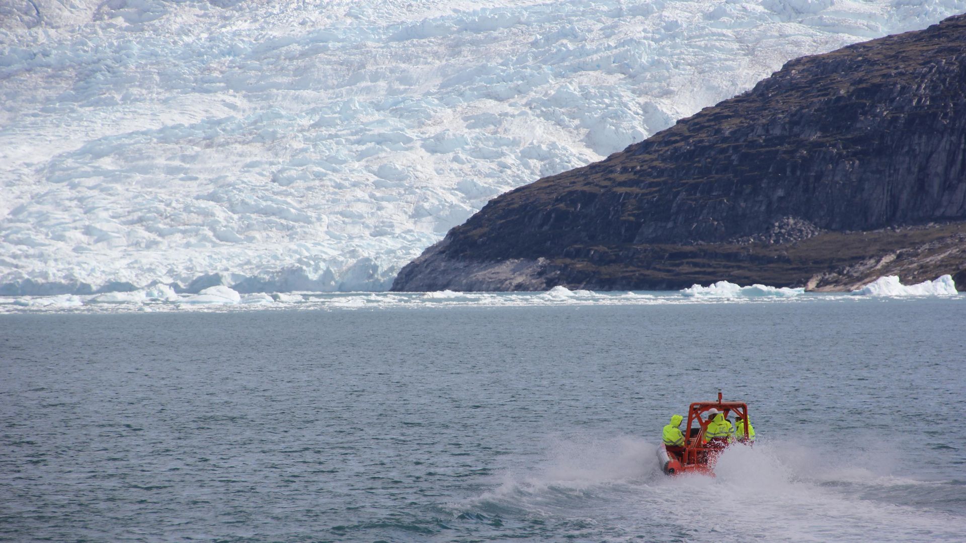 Wissenschaftlerinnen und Wissenschaftler auf einem Schlauchboot vor der Küste Grönlands