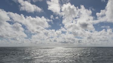 Foto, das Wolken über dem Meer zeigt