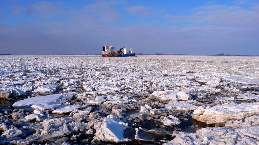 Foto von einem Eisbrecher, der die Eisdecke der Ostsee aufbricht, sodass Winde und Strömungen die entstandenen Schollen auf bis zu vier Meter Höhe türmen können.