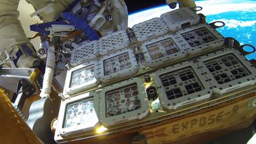 Foto des Außenversuchsaufbaus an der internationalen Raumstation ISS.