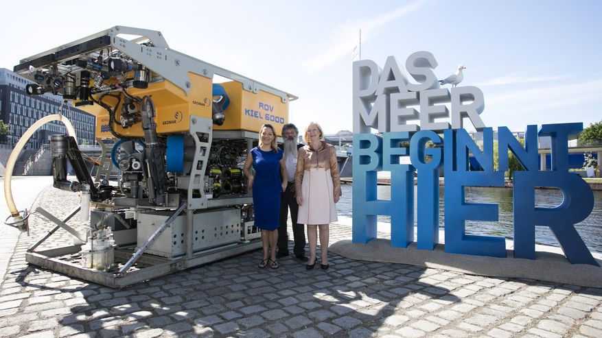 „Das Meer beginnt hier“: Bundesforschungsministerin Johanna Wanka, Antje Boetius, Meeresbiologin und Vorsitzende des Lenkungsausschusses Wissenschaft im Dialog, und Ulrich Bathmann, Vorsitzender des Konsortiums Deutsche Meeresforschung, vor dem Tauchroboter ROV Kiel 6000 beim Auftakt des Wissenschaftsjahres 2016*17 – Meere und Ozeane.