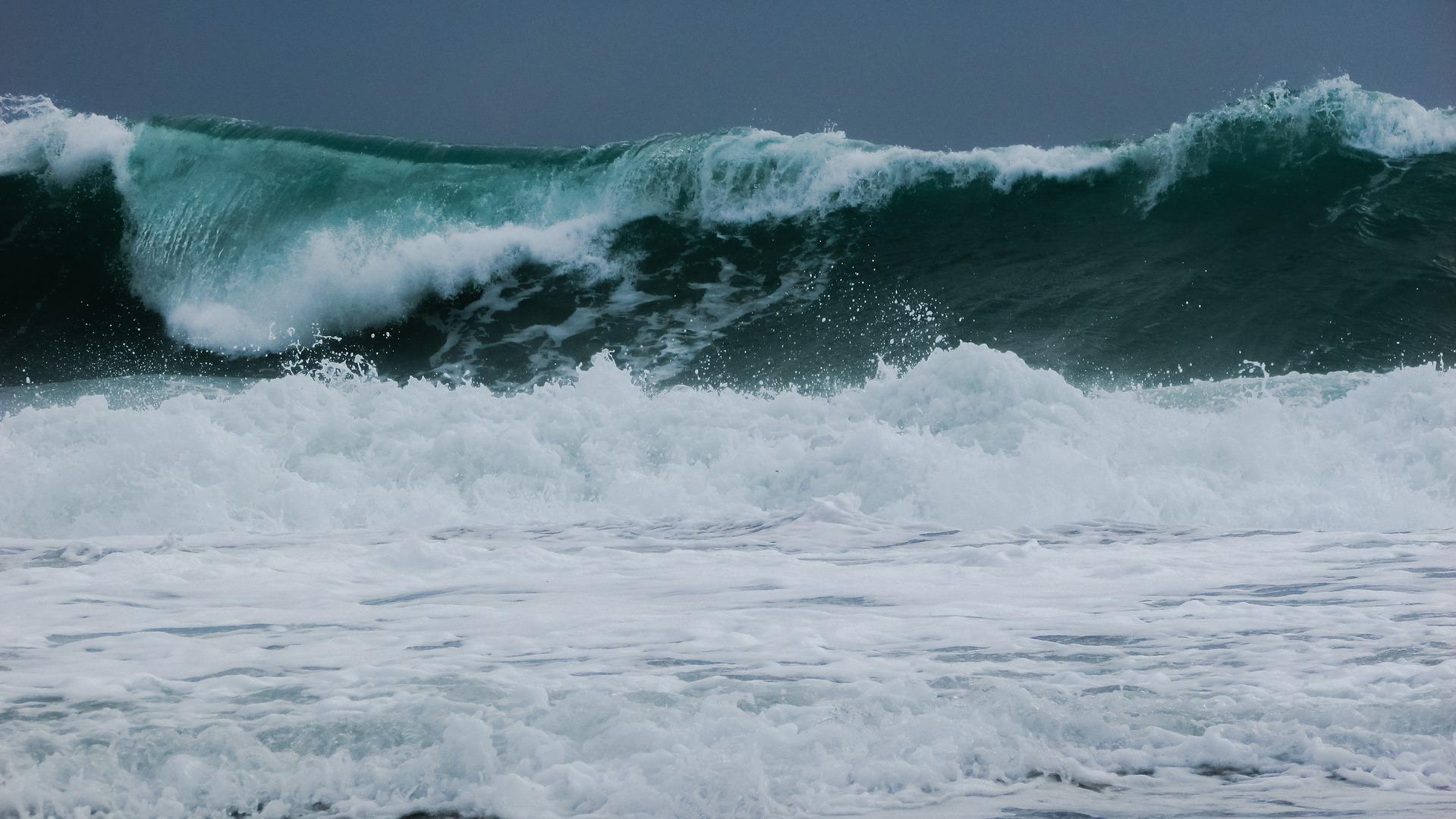 Hereinbrechende Wellen an einer Küste