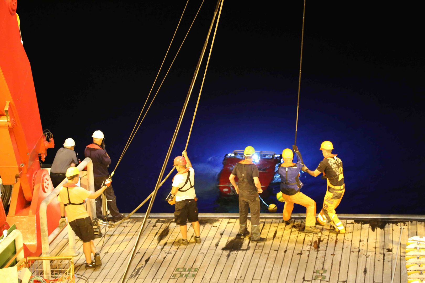 Der Tauchroboter Marum-QUEST wird nach einem Tauchgang wieder an Bord der SONNE gehievt