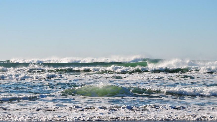 Foto, das das Meer, in dem auch Kohlendioxid aufgenommen werden kann, vom Strand aus zeigt