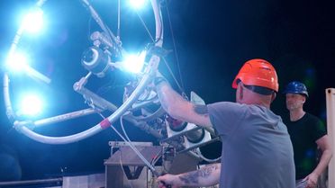 Die Tiefseekamera PELAGIOS wird nachts an Bord des Forschungsschiffes gehievt