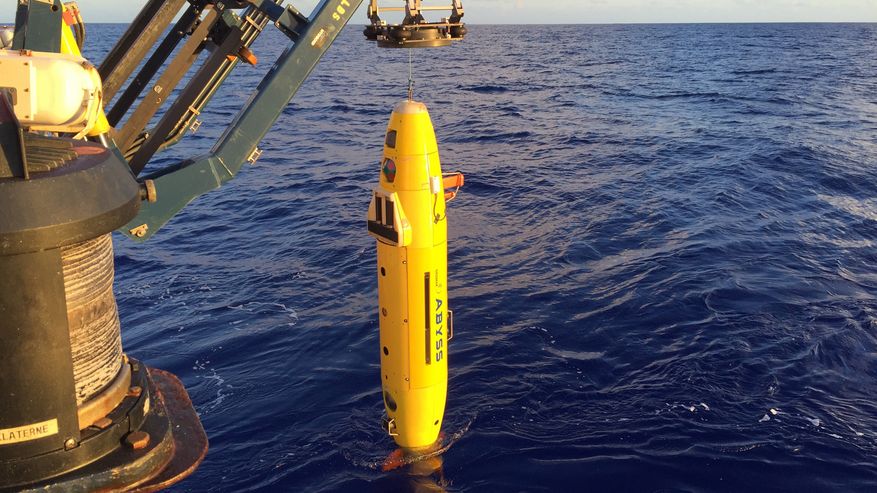 Aussetzen des AUV ABYSS. Das autonome Tiefseefahrzeug kann den Meeresboden in bis zu 6000 Metern Wassertiefe präzise kartieren. ©Sven Petersen, GEOMAR