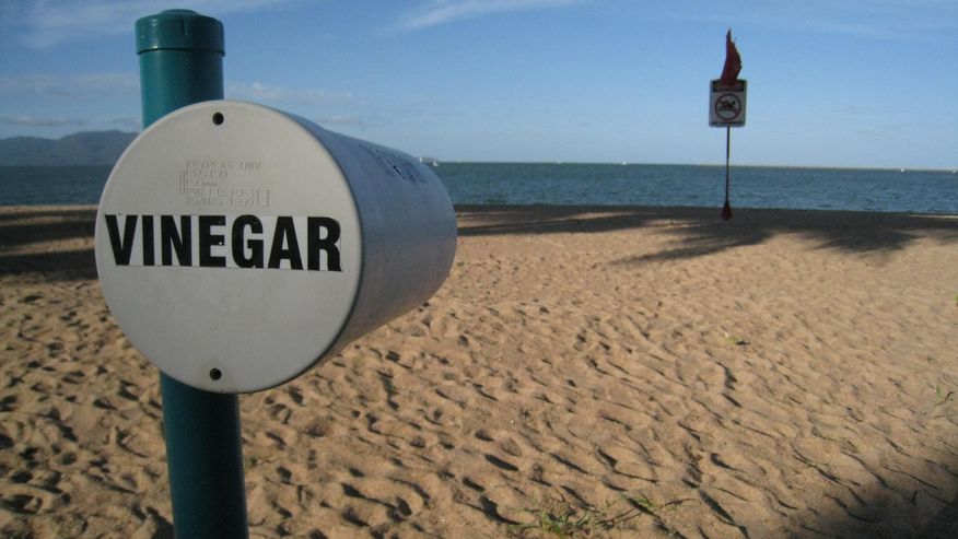 Foto eines Essigbehälters an einem australischem Strand.