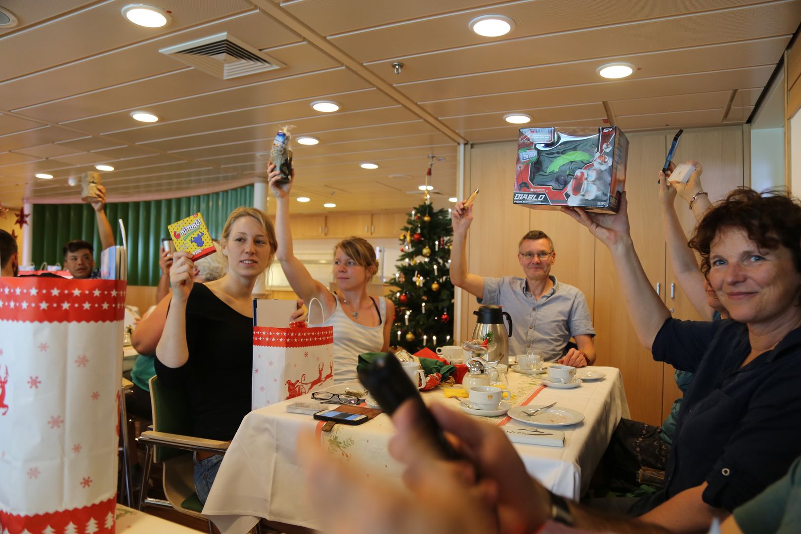 An Heiligabend wichtelten die Wissenschaftler und die Besatzung