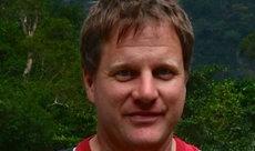 Prof. Dr. Christian Berndt untersucht im Rahmen der Expedition die Umstände eines Tsunami aus dem Jahre 1888 vor Papua-Neuguinea Foto, das Prof. Dr. Christian Berndt, der die Umstände eines Tsunami aus dem Jahre 1888 vor Papua-Neuguinea erforscht, zeigt