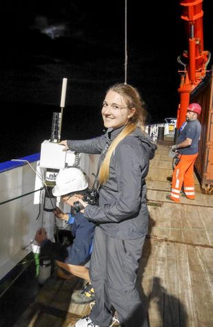 Die französische Studentin Léa Olivier setzt Argo-Floats Forschungsgerät ins Wasser