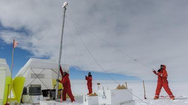 Foto vom Aufbau eines Bohrturms in der Antarktis