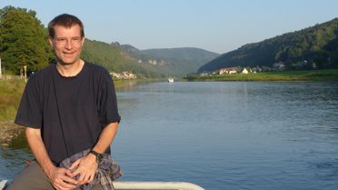 Portraitfotografie von Dr. René Schwartz auf der Elbe bei Bad Schandau