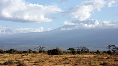Wolkenpanorama in einer Steppenregion mit Bergen am Horizont