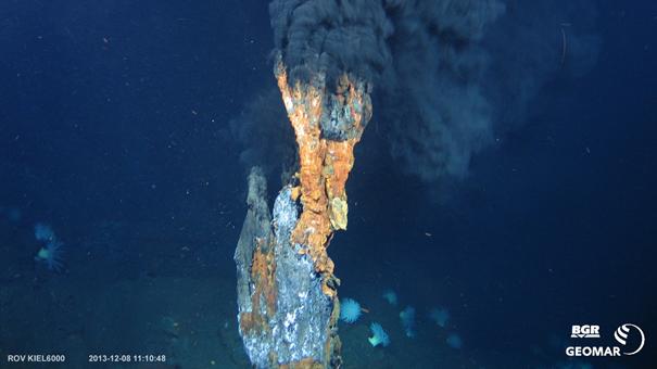 Unterwasserfoto einer heißen Quelle am Meeresboden