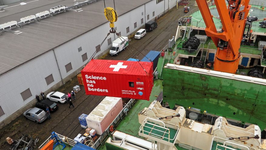 Foto wie ein Container in Bremerhaven mit der Aerosolmesstechnik an Bord genommen wird.