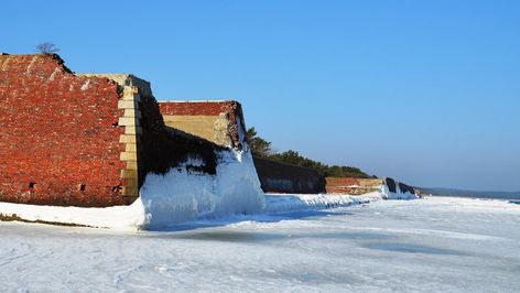Steinernder Festungsbau im schneebedeckten Umland