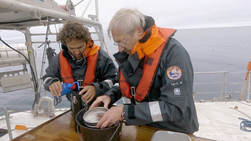 Foto von zwei Forschern, die nach giftigem Plastik suchen.