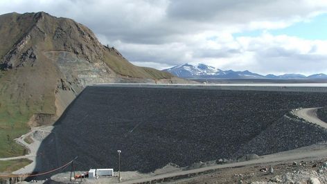 Foto, das den Staudamm Karahnjukar, der Energie aus Wasserkraft liefert, zeigt