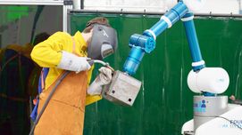 Mensch und Roboter Hand in Hand